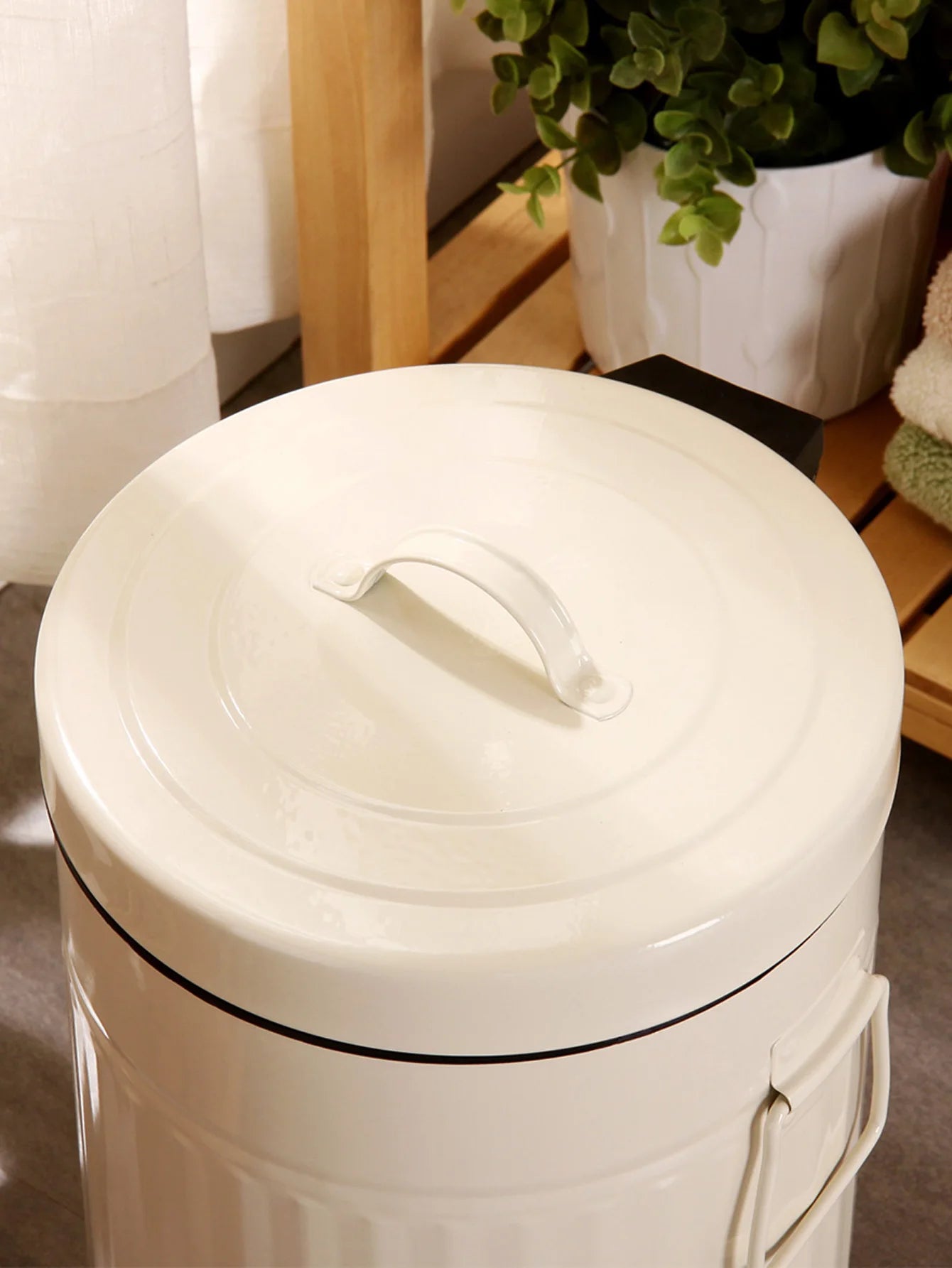 Lixeira de Metal Retrô 5L com Pedal Ceci Home  - Fechamento Silencioso para Cozinha